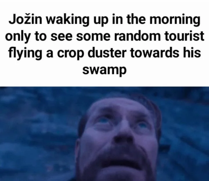 Anglický mem z Redditu: Jožin se ráno probouzí a vidí, jak k jeho bažině letí turista s práškovacím letadlem