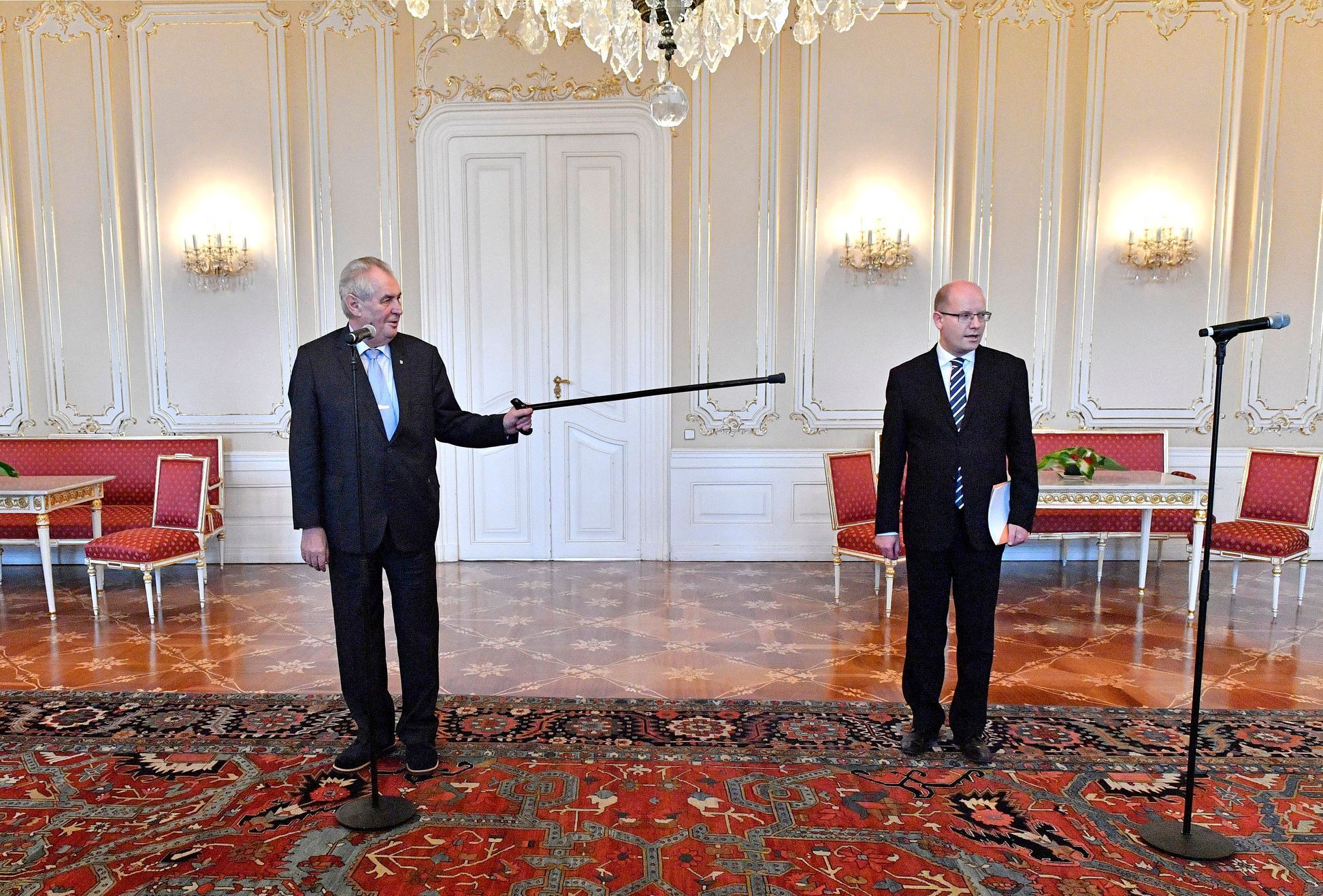 Zeman míří holí na Sobotku